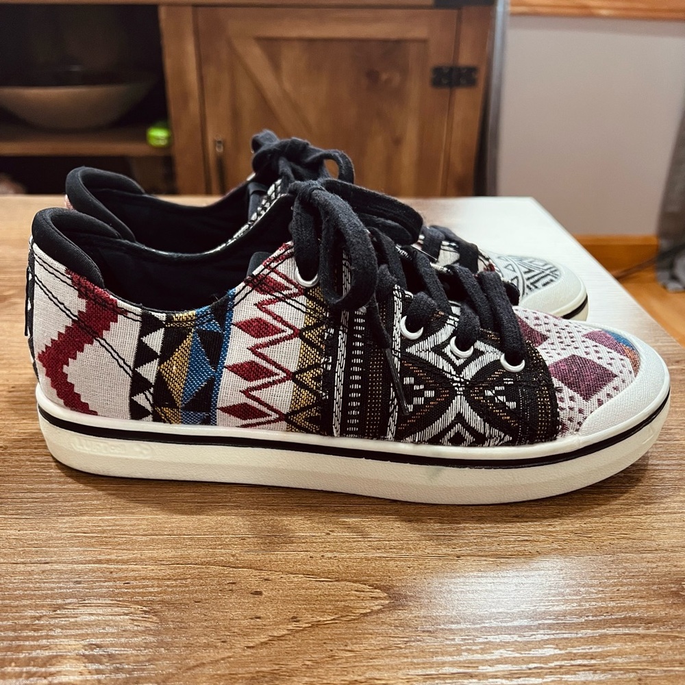 KEEN bohemian Aztec style shoes size 8